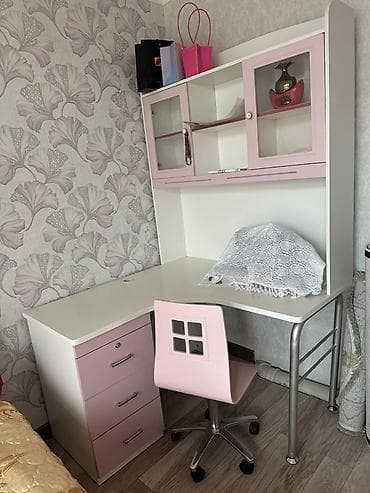 red castle: Комплект детского стола и стула, Б/у, Самовывоз — 1