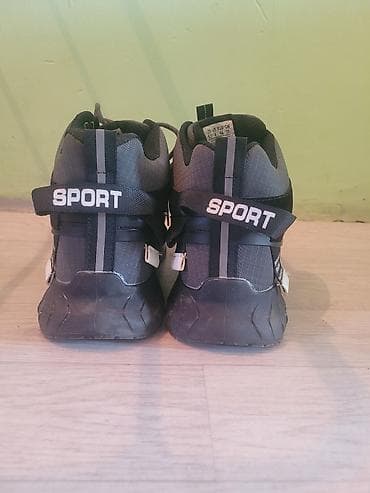 красовки волейболный: Кроссовки серого цвета с черными элементами и массивной подошвой — 3