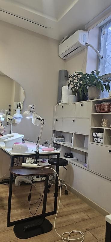сдаю ком: Сдаётся пол кабинета либо столик для мастера маникюра — 1