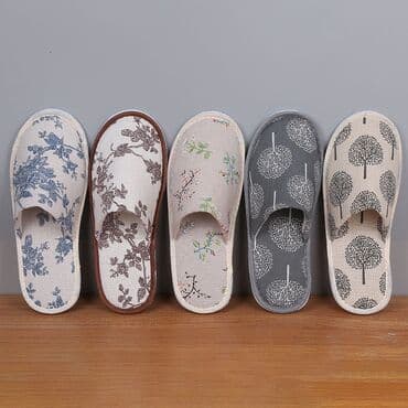 Аксессуары: Тапочки унисекс, представленные в различных вариантах: из тисненой — 4