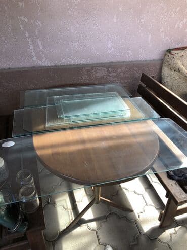 стекляная полка: Стекло толщина пятёрка края обточены . Были использованы как полки — 2