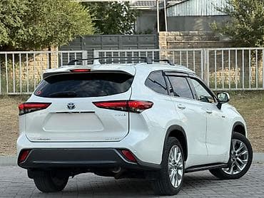 дисп: Салон автомобиля Toyota с современным и технологичным оформлением. На — 4