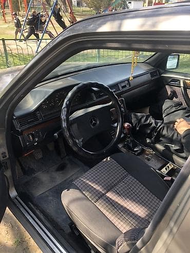 4 5мм: Mercedes-Benz W124: 1990 г., 2.3 л, Кол менен иштөөчү, Бензин, Седан — 5