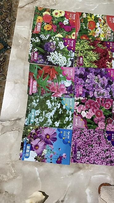 Набор пакетиков с семенами садовых цветов (ассорти). На фото — разные