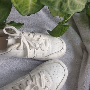 Белые кроссовки в классическом стиле. Подойдет как для мальчика, так и