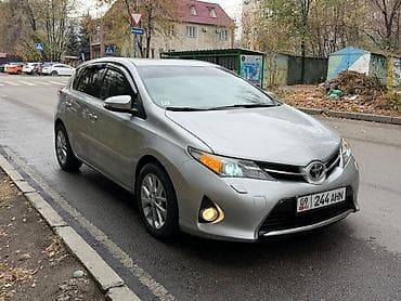 Toyota Corolla: 2015 г., 1.6 л, Автомат, Бензин, Хэтчбэк