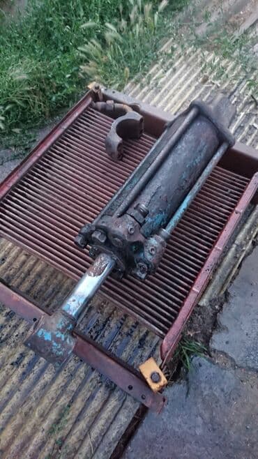 Ассалам алейкум. ДТ-75 тракторунун гидравликалык цилиндри жана май