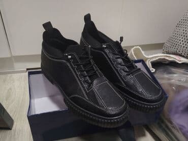 мужской ботинки: Мужская обувь — две пары. 1) Черные полуботинки: - Материал верха — 1