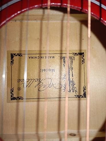 красный речка: Акустическая гитара с вырезом (cutaway), Особенности: - Корпус — 2