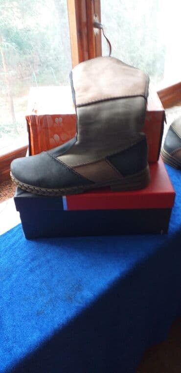 прокат национальных костюмов для детей: Продаю сапожки трёхцветные / серый, чёрный, бежевый/, кожаные, внутри — 2