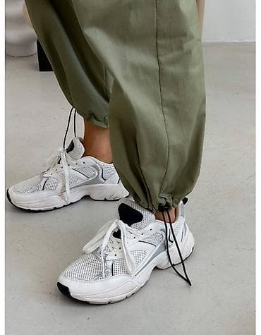 клеточные штаны: Женские брюки-карго, цвет хаки. - Свободный крой со слегка зауженной — 1