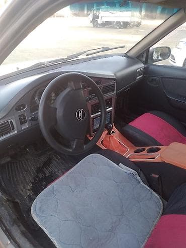 byd e7: Седан серебристого цвета. Основные характеристики и оснащение: - — 6