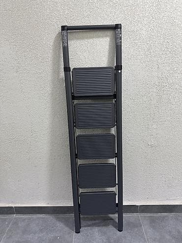 раскладной лестница: Складная стремянка с 5 широкими ступенями. - Материал: металлическая — 3