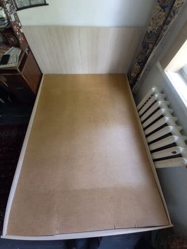 безкаркасная кровать: Продаётся кровать полуторка, с высоким изголовьем, без матраса. Ширина — 2