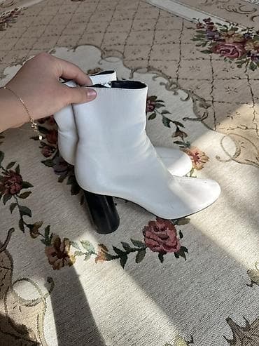 обувь из америки: Белые женские ботильоны на устойчивом каблуке. Celine люкс — 1