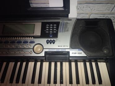 гитары ямаха: Синтезатор Yamaha PSR-550 в серебристом корпусе. Оснащен встроенными — 2