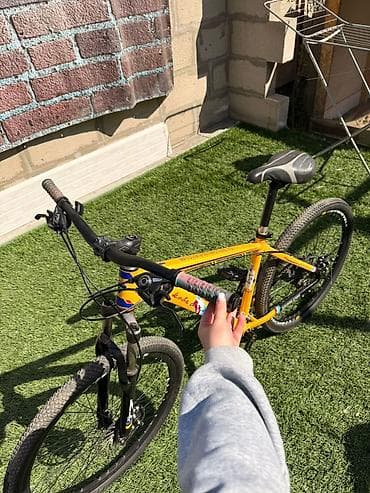 single speed: - Лёгкая алюминиевая рама хардтейл, геометрия для кросс-кантри. Цвет — 5