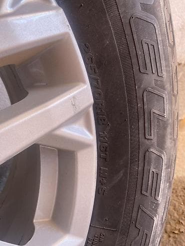 70: 2 штуки оригинальных литых дисков Toyota Tundra с шинами 265/70 R18 — 2