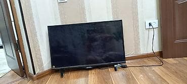 тв тумбы подвесные: Телевизор Skyworth, диагональ примерно 32" (80 см). LED‑подсветка — 3