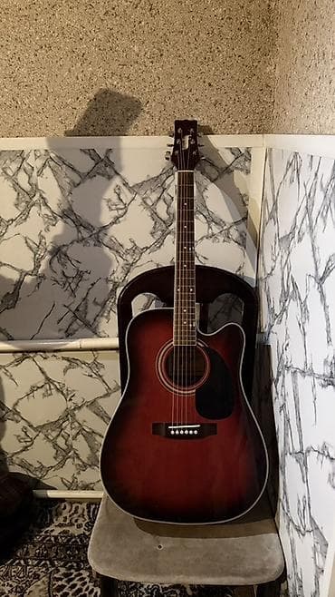 Акустическая гитара типа дредноут с вырезом (cutaway), 6 струн. -