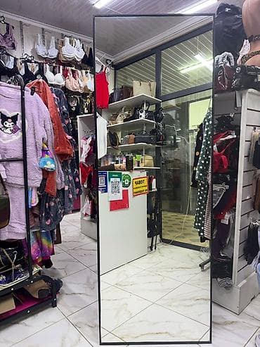 Напольное зеркало в полном рост: минималистичная прямоугольная форма с