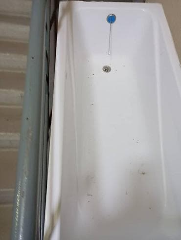 акриловая краска для ванны: Прямая пластиковая ванная, классическая прямоугольная форма. - — 1