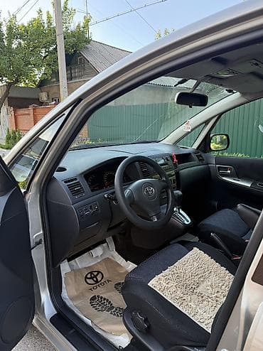 Транспорт: Toyota Corolla Verso: 2002 г., 1.8 л, Автомат, Газ, Универсал — 7