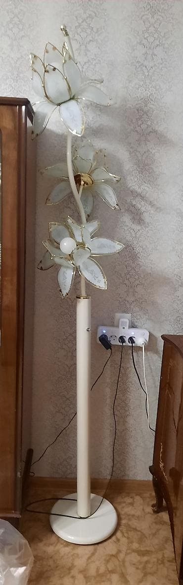 Аксессуары для осветительных приборов: Торшер напольный с декоративными плафонами в форме цветков. - — 3