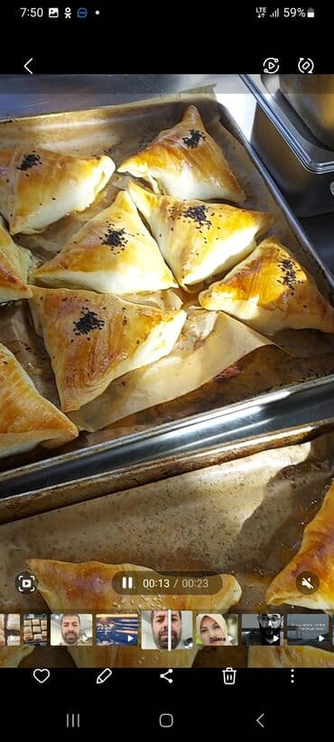Самса треугольная, свежая из печи. - Румяное дрожжевое тесто с