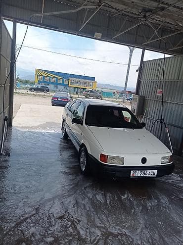 Унаа: Volkswagen Passat: 1990 г., 1.8 л, Кол менен иштөөчү, Бензин, Седан — 1