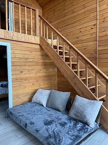 сдам теплый гараж: А‑фрейм домики и юрты - Планировка: два уровня. На первом — гостиная — 4