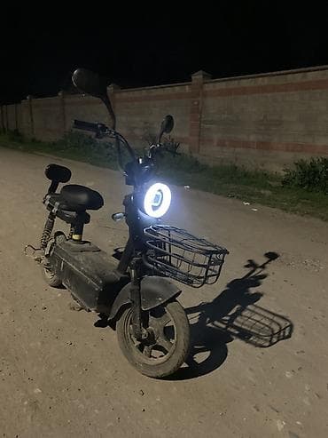 Электроскутер с передней корзиной и яркой круглой LED-фарой -