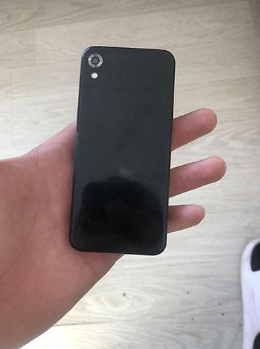 Компактный мини‑смартфон/медиаплеер с сенсорным экраном. Особенности