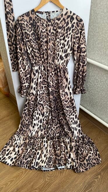 Итальянское шикарное платье на выход в размере M. На рост от 165см