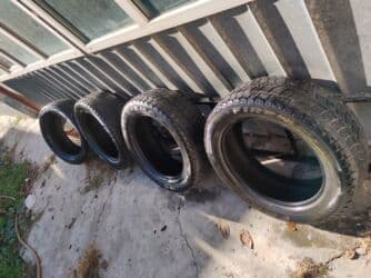 купить зимнюю резину на 18: Продаю зимние шины,, размер 235.55.18, протекторы в середине жирные — 2