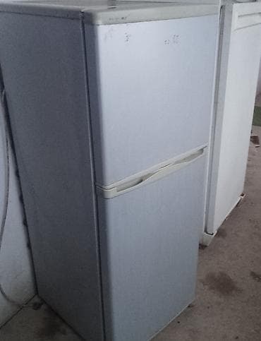 Холодильник двухкамерный, серебристый корпус, верхняя морозильная