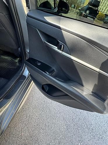 накладка на камри: Toyota Camry: 2024 г., Гибрид, Седан — 9