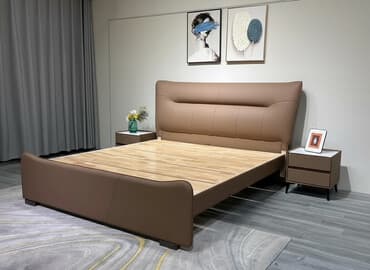 прикроватные тумбочки из экокожи: Современная двуспальная кровать с мягким изголовьем - Стиль — 1