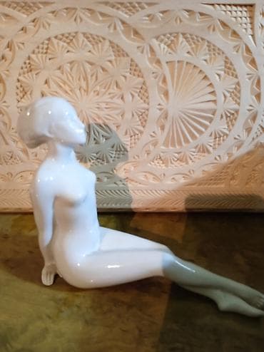 Антиквариат: Фарфоровая статуэтка «Сидящая девушка» - Материал: белый гладкий — 1