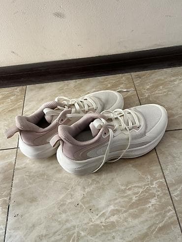 Кроссовки женские/унисекс в светлой гамме (белый с нежно‑розовым). -