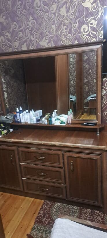 мебель спальний: Спальный гарнитур в классическом стиле, цвет тёплый орех. Состав: - — 3