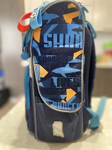 детский чемодан: Школьный ранец с акульим принтом - Форм‑фактор: жёсткий каркас — 2