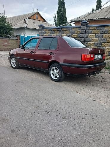 Унаа сатуу: Volkswagen Vento: 1993 г., 1.8 л, Кол менен иштөөчү, Бензин, Седан — 1