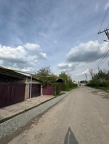 продаю гараж бишкек: Продаю 2-эт.Дом 1линия по ул.Садырбаева выше магистрале угловой можно — 2