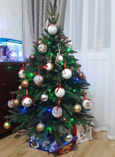 новогодняя форма: Продаю ёлку! Пушистая,красивая качество 👍. Высота 110-120 см — 1