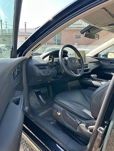 салон w140: Элегантный черный седан с современной радиаторной решеткой и изящными — 5