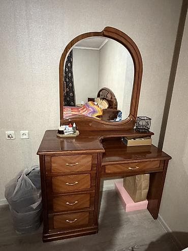 шкаф с зеркалом: Б/У. Состояние отличное. Спальный гарнитур в классическом стиле, цвет — 3