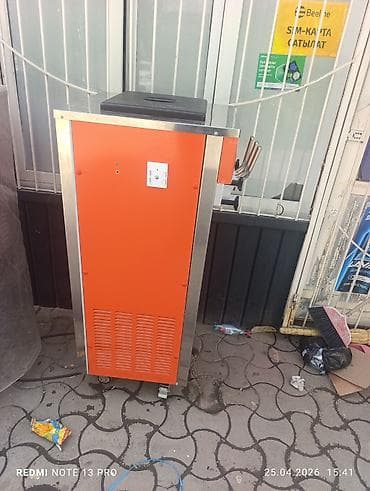 марожный машинка: Фризер для мягкого мороженого, напольный, с тремя рычагами выдачи (2 — 4