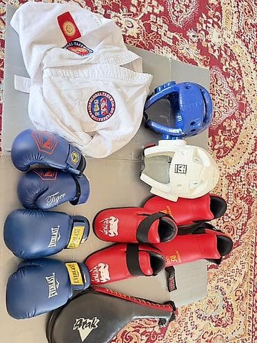 Комплект экипировки для таэквондо/кикбоксинга Состав набора: - Добок