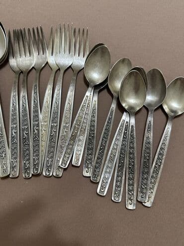 часы фирменные: Мельхиоровые ложки чайные и столовые, вилки. 
30 штук — 2